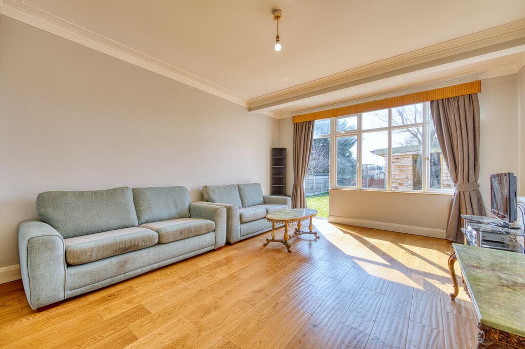 Falmouth Gardens, Redbridge - Image 9