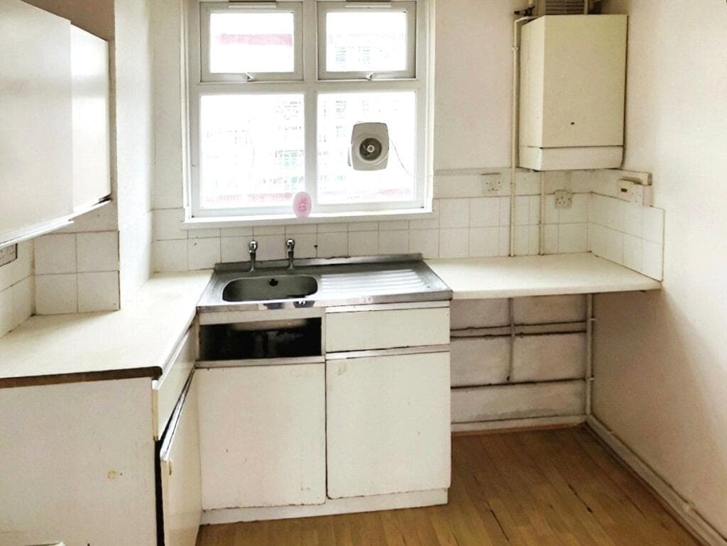 Whinchat Road, London, SE28 - Image 2