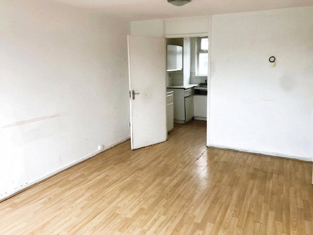 Whinchat Road, London, SE28 - Image 4