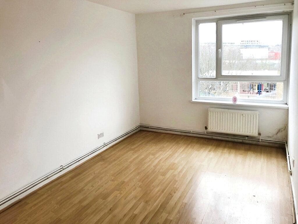 Whinchat Road, London, SE28 - Image 5