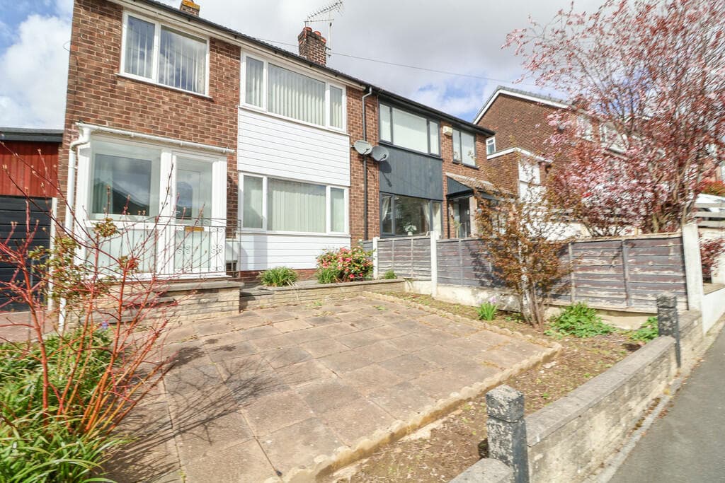 Oakfield Road, Hadfield - Image 1
