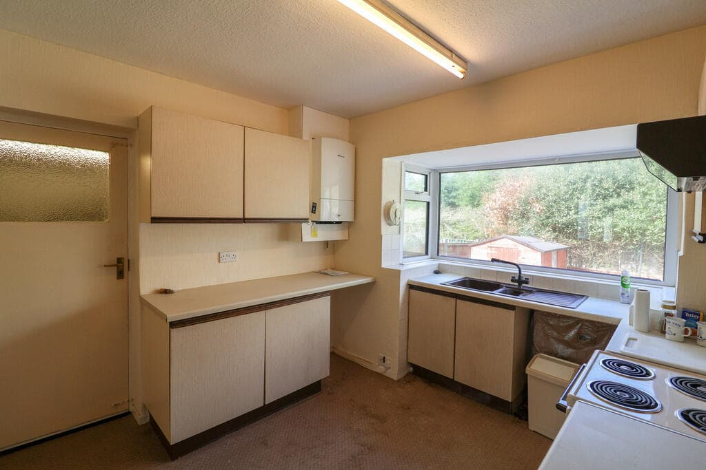 Oakfield Road, Hadfield - Image 9