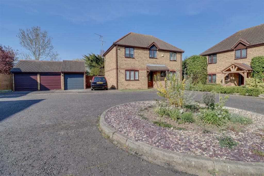 Hornchurch Close, Wickford - Image 1