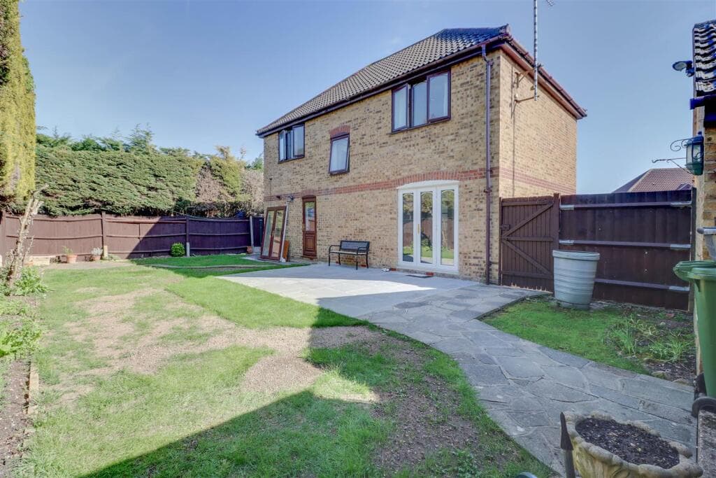 Hornchurch Close, Wickford - Image 2