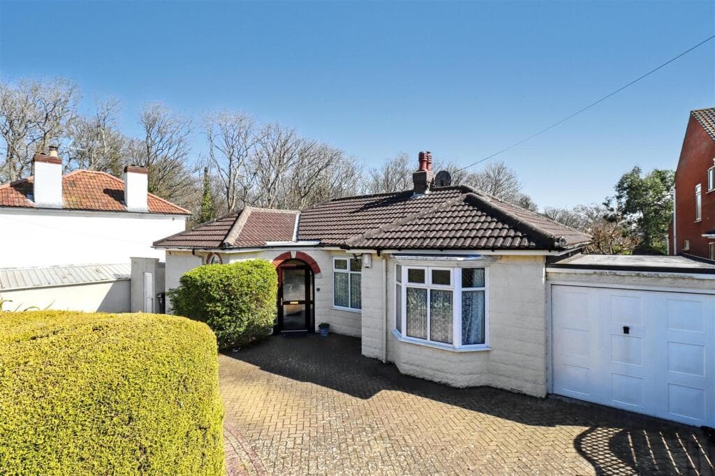 Elevated position on Clevedon&#x27;s hillside - Image 1