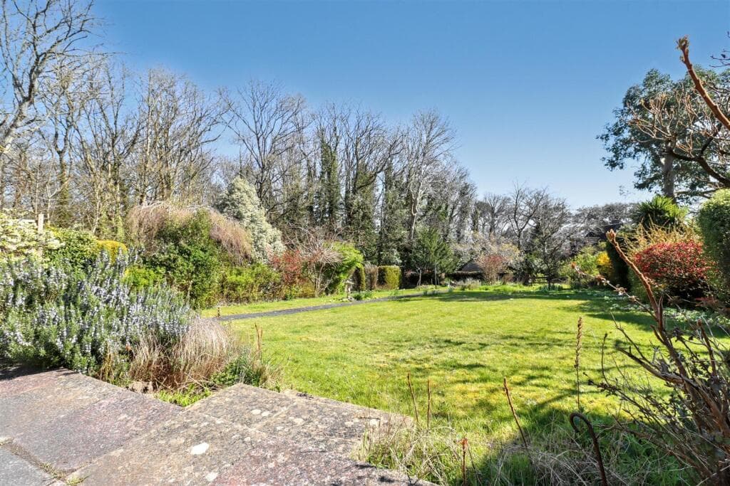 Elevated position on Clevedon&#x27;s hillside - Image 2