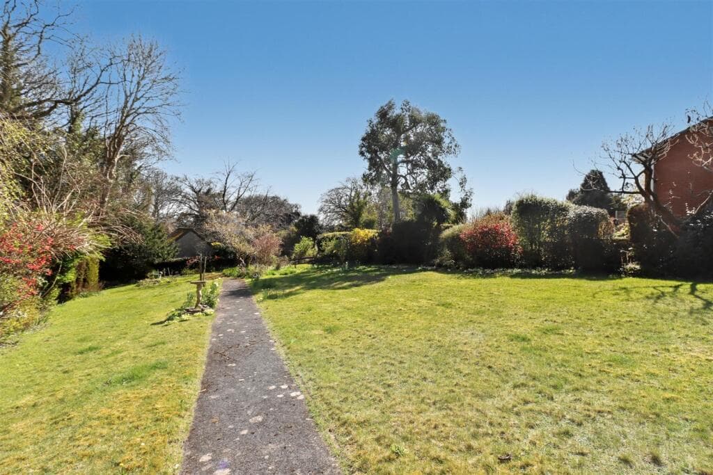 Elevated position on Clevedon&#x27;s hillside - Image 3