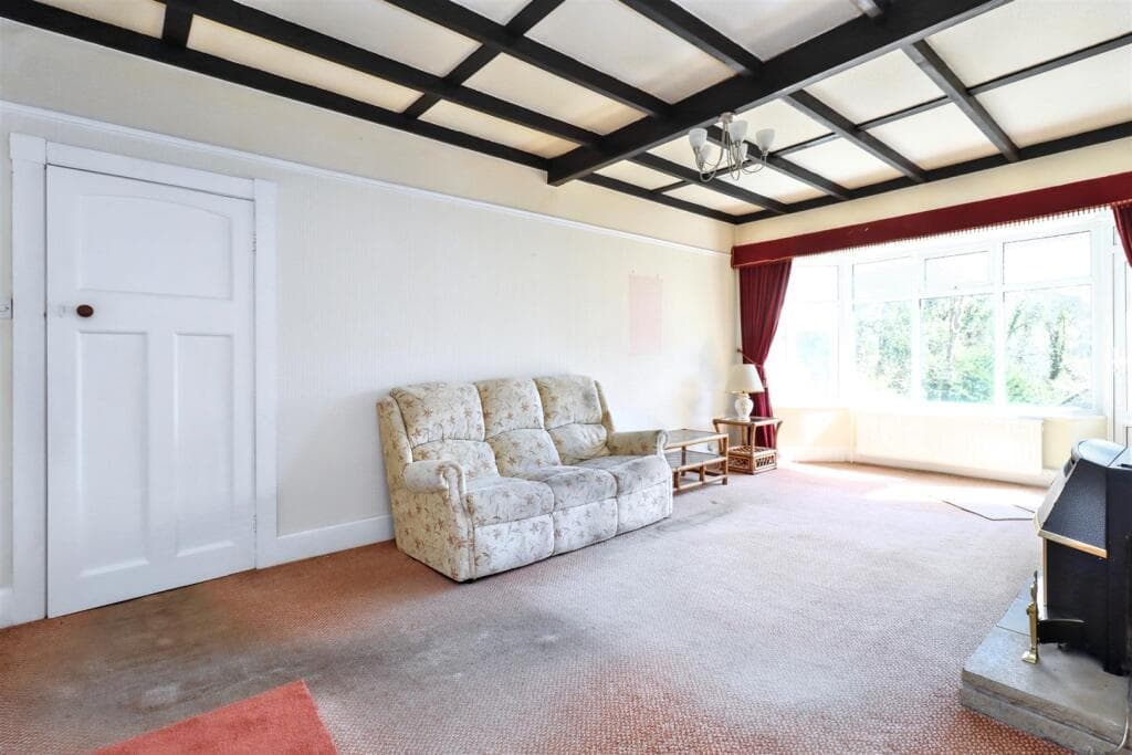 Elevated position on Clevedon&#x27;s hillside - Image 4