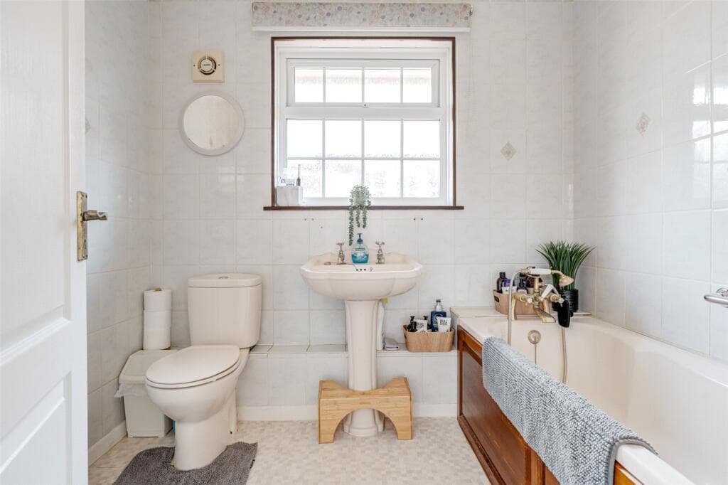 Holmes Lane, Rustington, Littlehampton, West Sussex, BN16 - Image 5