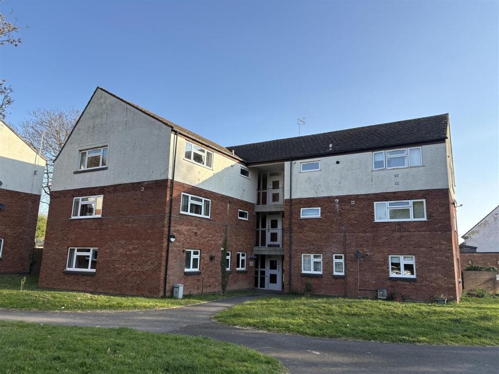 View property at School Road, Monkton Heathfield, Taunton