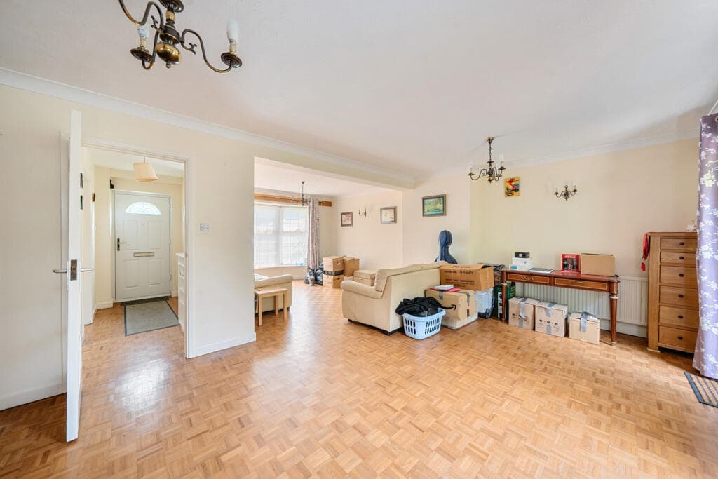 Bentinck Close, Gerrards Cross, Buckinghamshire - Image 2