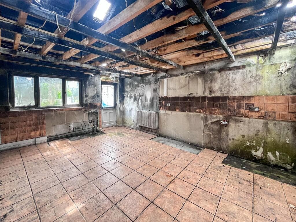Bungalow with great potential, Helston - Image 4