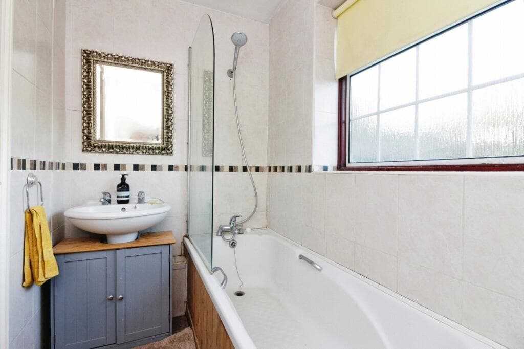 Farnell Road, Staines-upon-Thames, Surrey, TW18 - Image 11