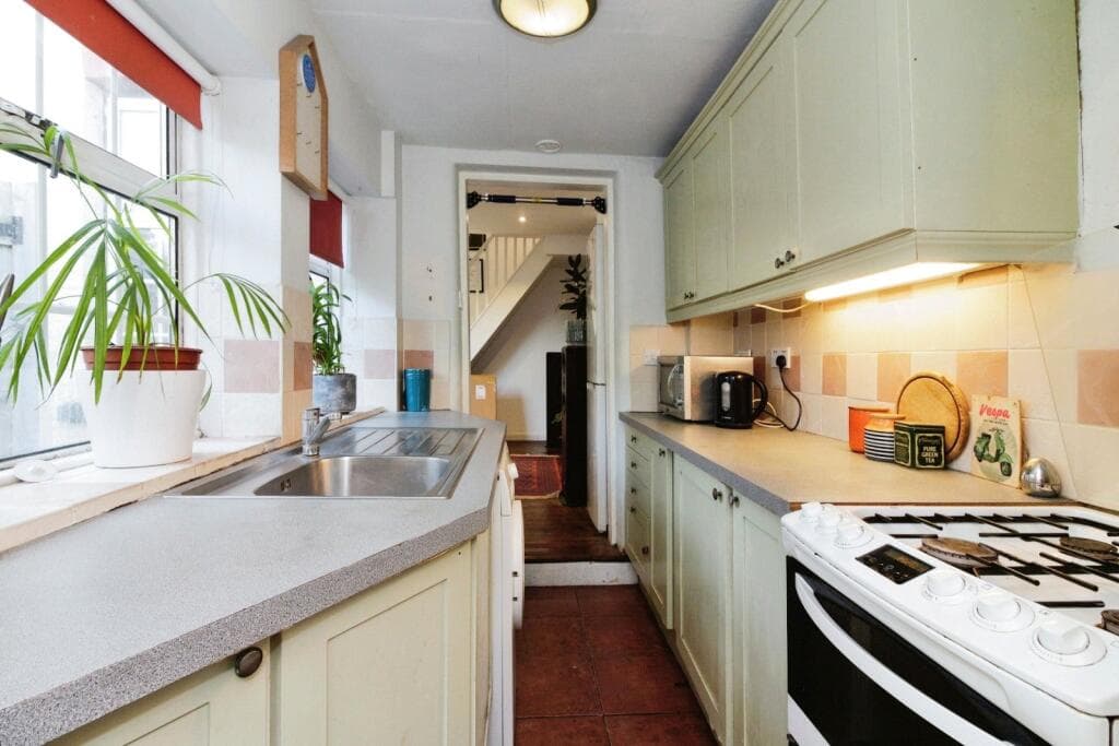 Farnell Road, Staines-upon-Thames, Surrey, TW18 - Image 8