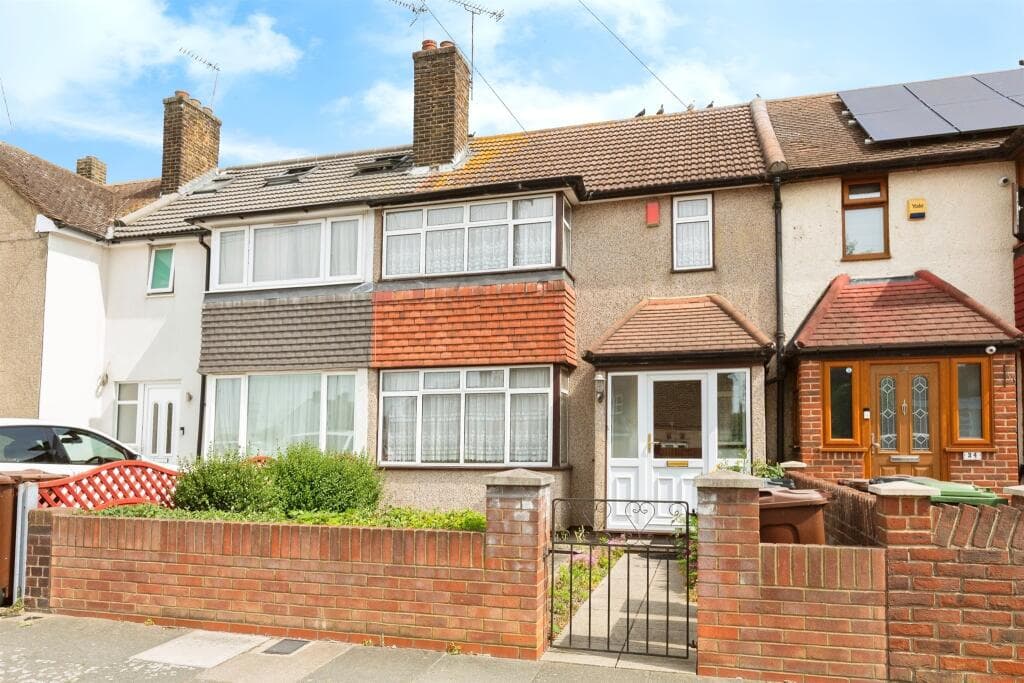 Julia Gardens, Barking - Image 1