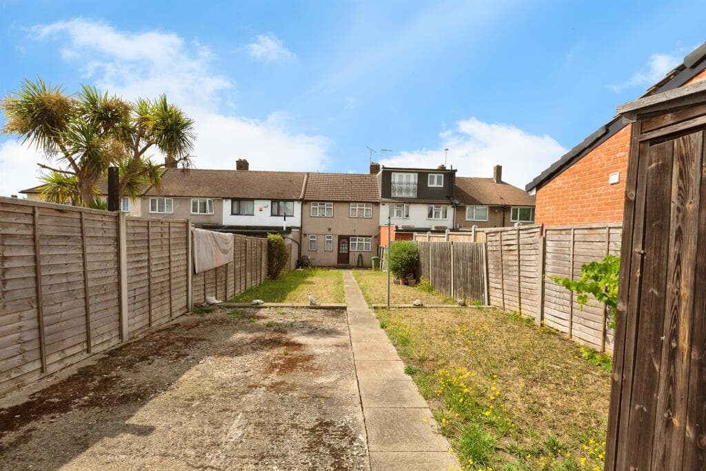 Julia Gardens, Barking - Image 10