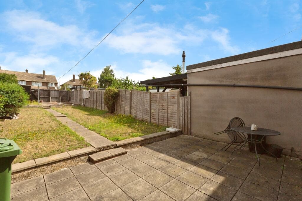 Julia Gardens, Barking - Image 2