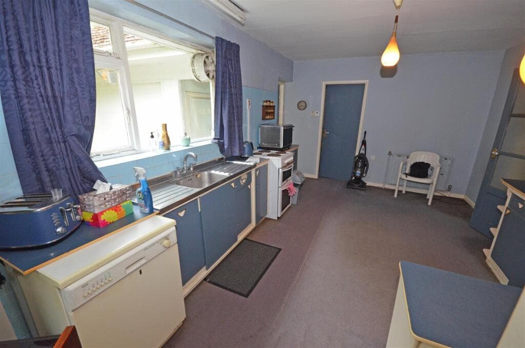 Mottram Road, Stalybridge - Image 11