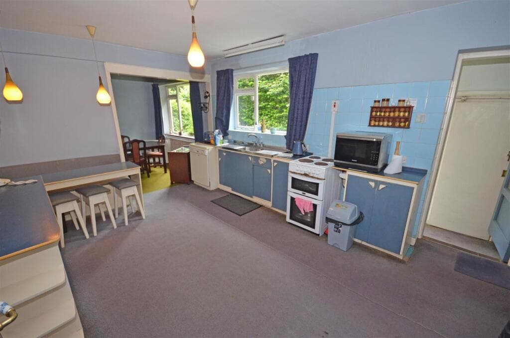 Mottram Road, Stalybridge - Image 9