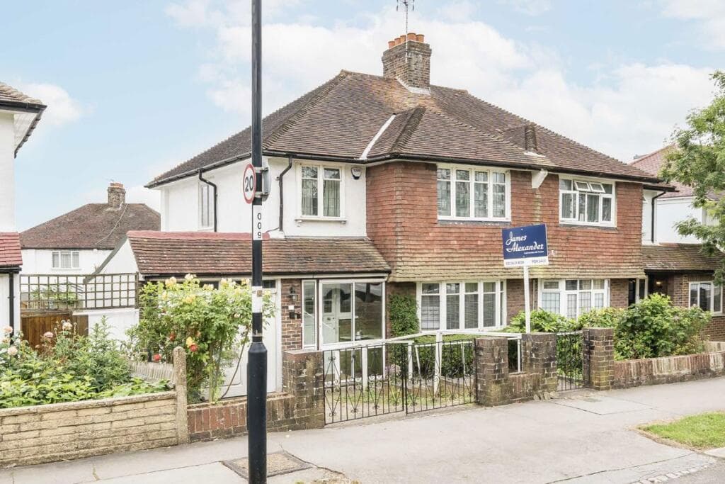 View property at Crescent Way, London