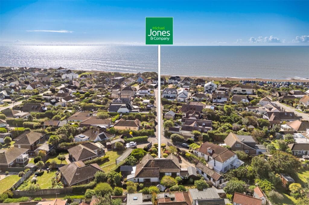 Ferring Close, Ferring, Worthing, West Sussex, BN12 - Image 1