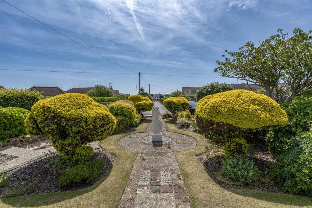 Ferring Close, Ferring, Worthing, West Sussex, BN12 - Image 3