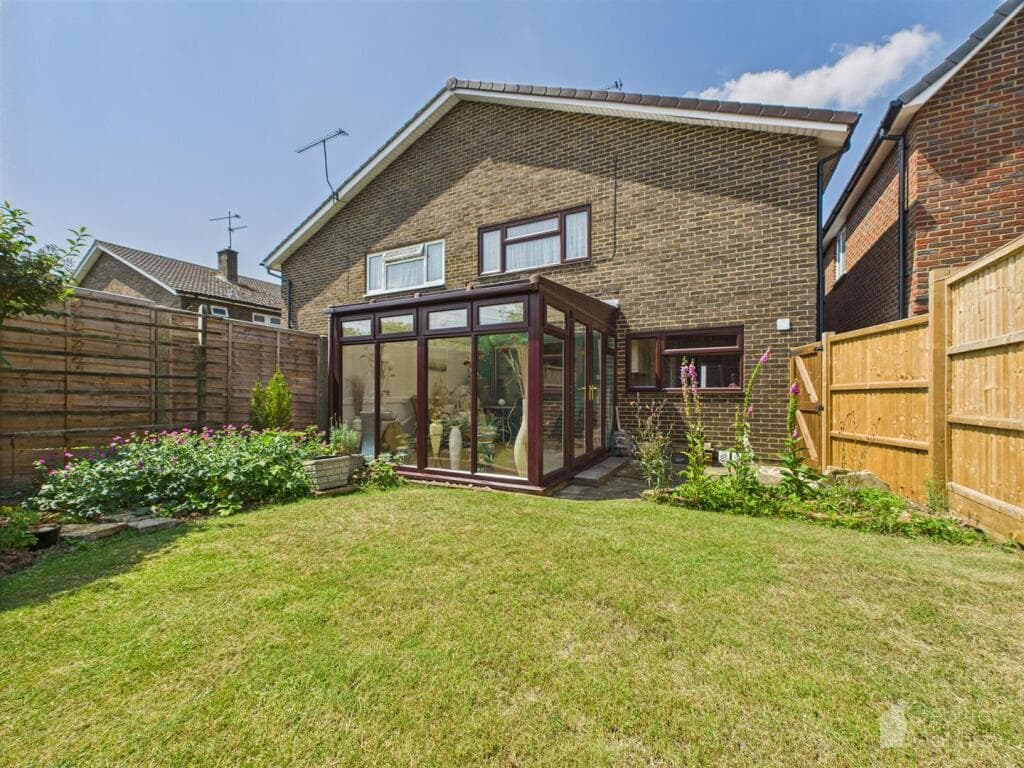 Hollyshaws, Stevenage - Image 1