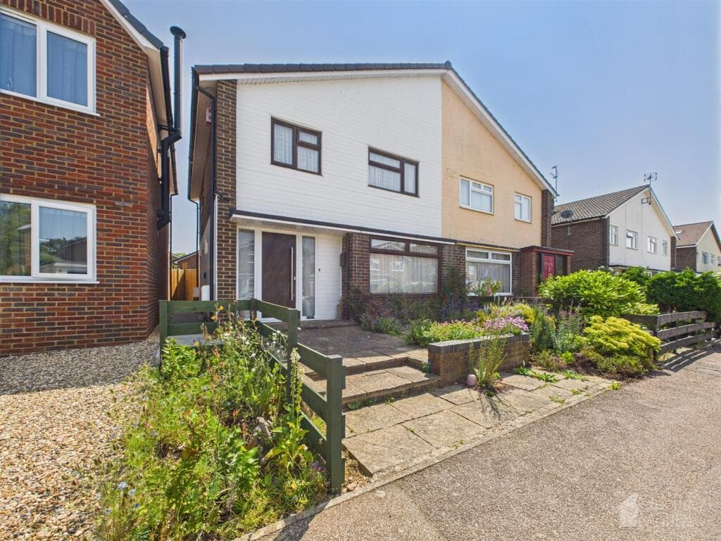 Hollyshaws, Stevenage - Image 2