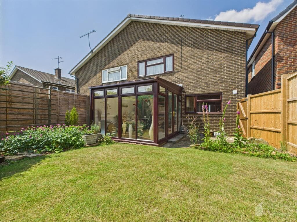 Hollyshaws, Stevenage - Image 6