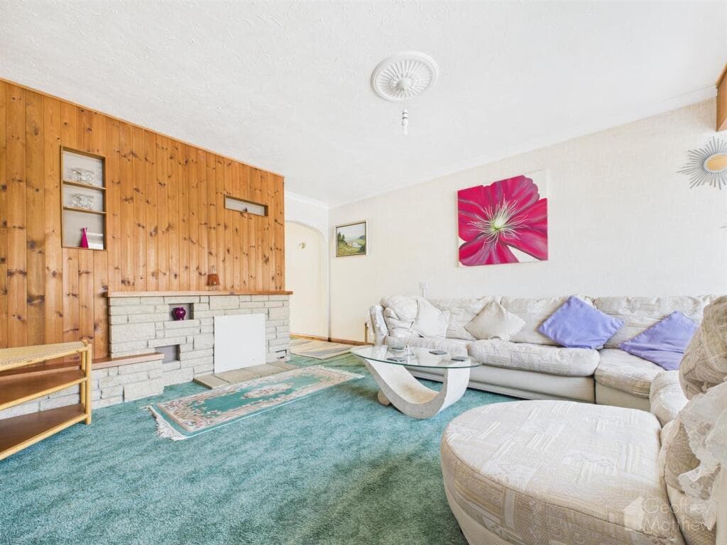 Hollyshaws, Stevenage - Image 9