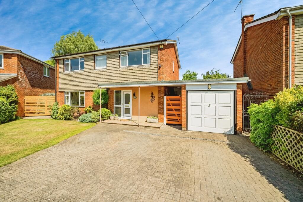 Bovingdon Heights, Marlow, SL7 - Image 1
