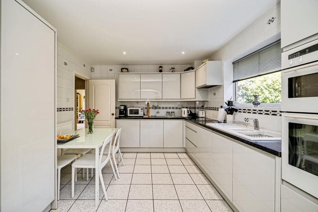 Bovingdon Heights, Marlow, SL7 - Image 2