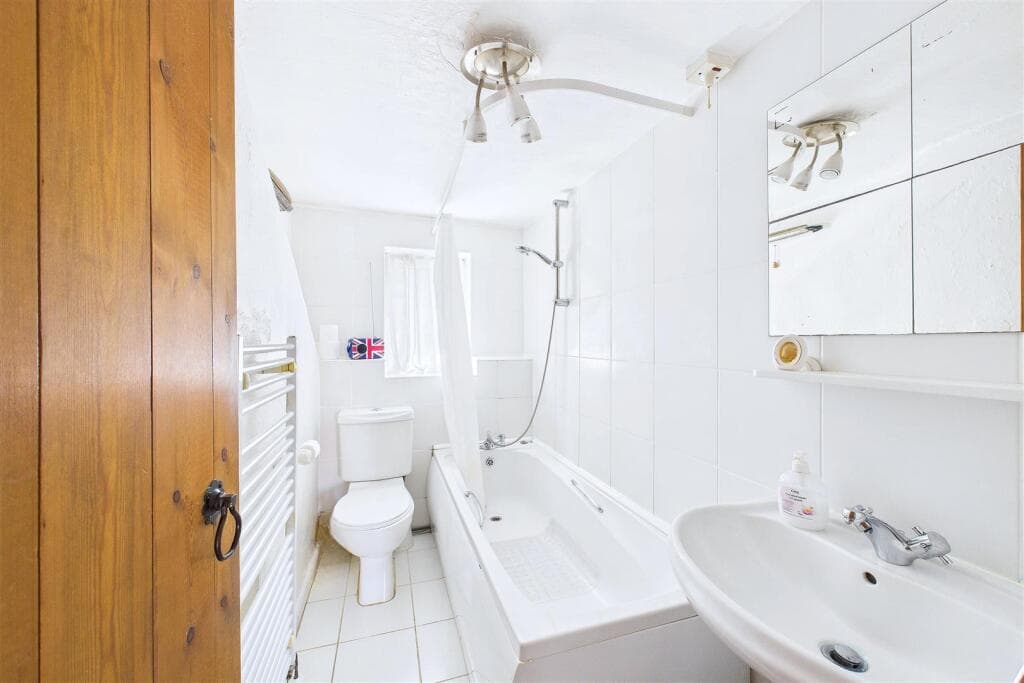 Tucked away on the outskirts of Clevedon Town Centre - Image 8