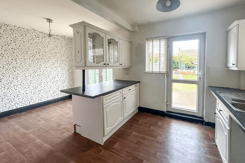 Norwich Avenue, Southend-on-Sea - Image 2