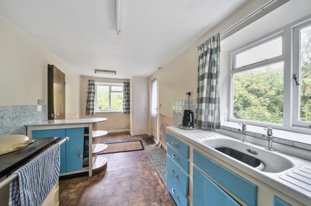 Chaffcombe Road, Chard, Somerset, TA20 - Image 4