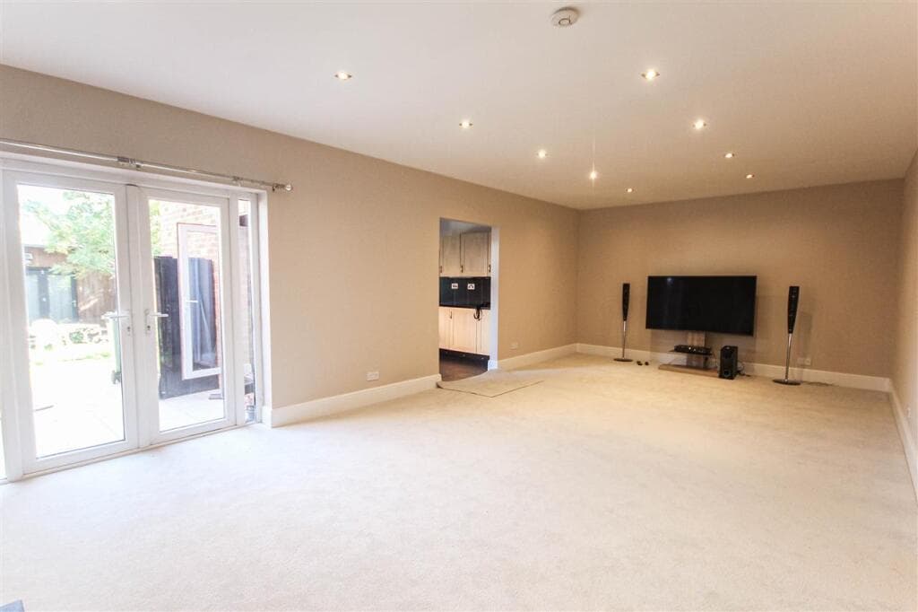 Upper Shirley Avenue, Southampton - Image 6