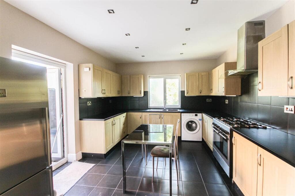 Upper Shirley Avenue, Southampton - Image 8