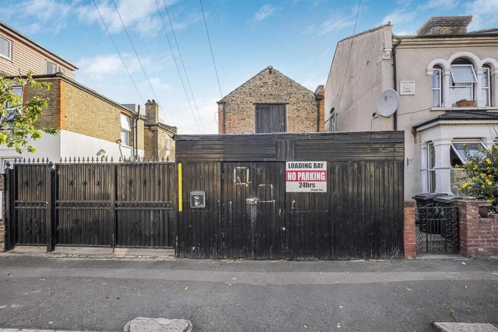 Fraser Road, Walthamstow, London - Image 9