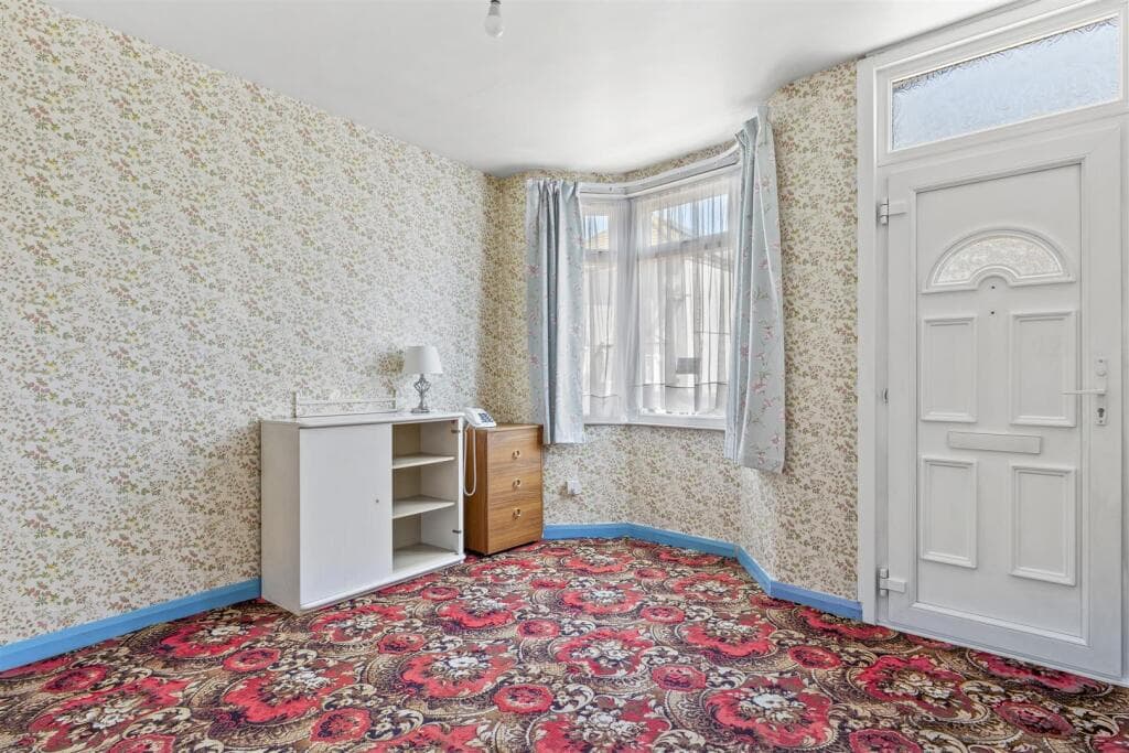 Upper Green Street, High Wycombe (no Chain) - Image 2