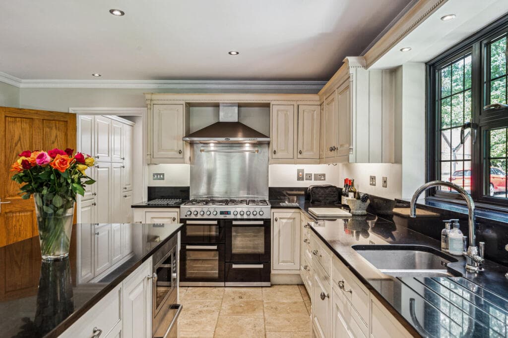 Earleydene, Ascot, SL5 - Image 4