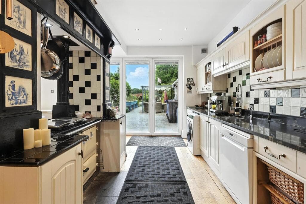 MARKETING VIDEO INSIDE - South Hill, Langdon Hills, Basildon - Image 8