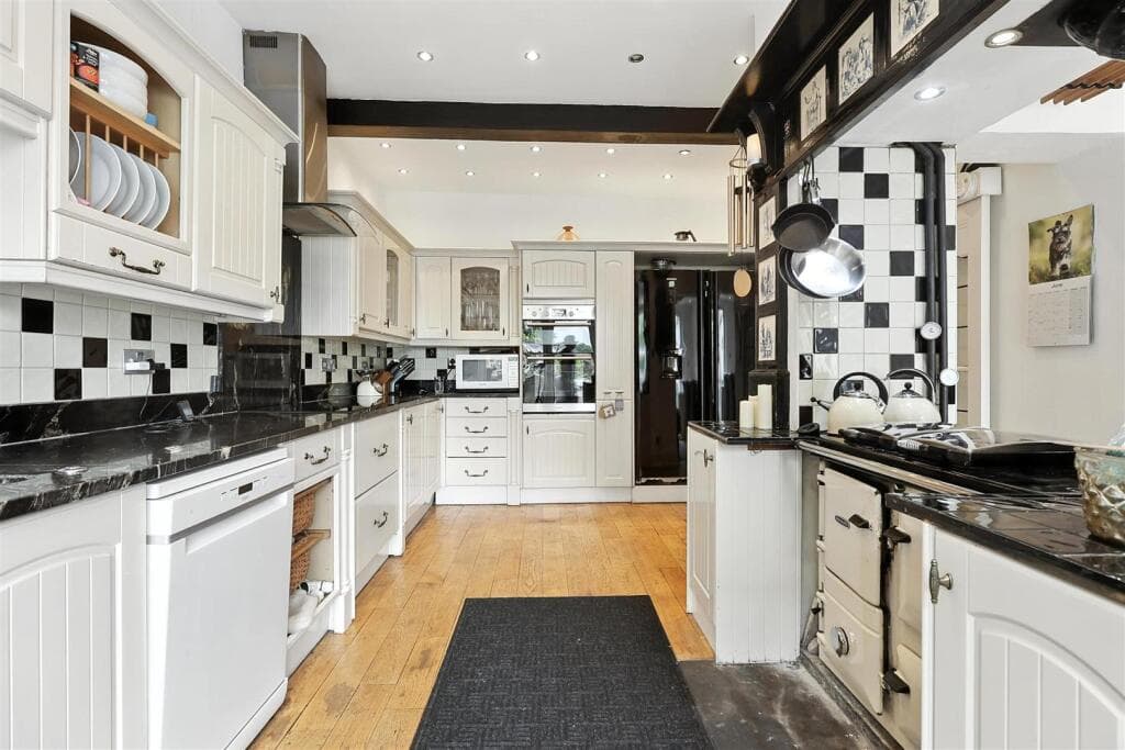 MARKETING VIDEO INSIDE - South Hill, Langdon Hills, Basildon - Image 9