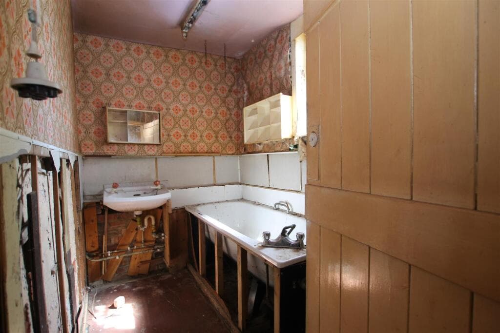 High Street, Twyford - Image 11