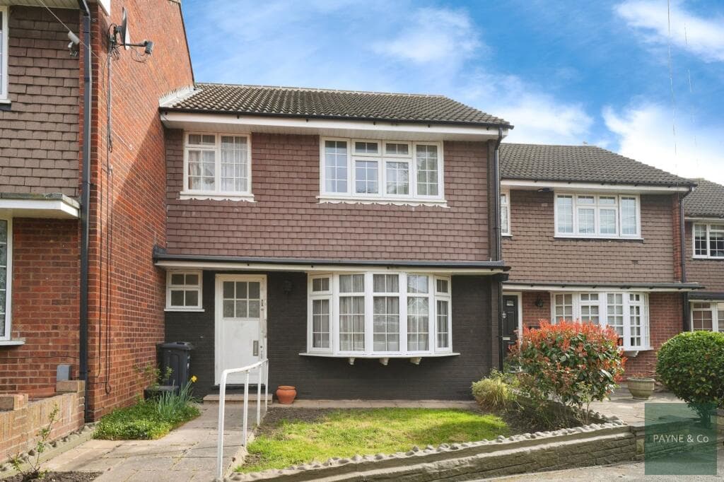 Crombie Close, Ilford, IG4 - Image 1