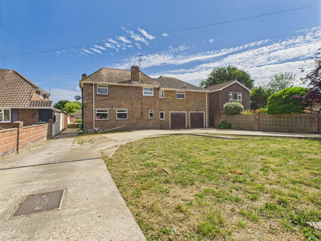 Grange Park, Ferring, Worthing, BN12 - Image 2