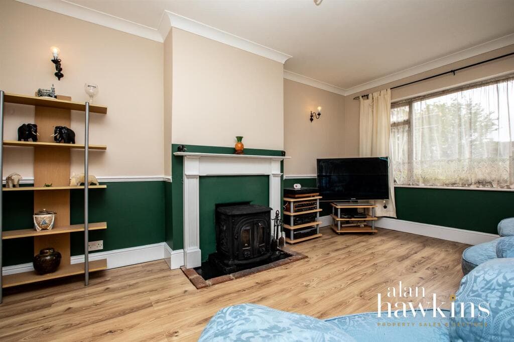 Deben Crescent, Swindon - Image 3