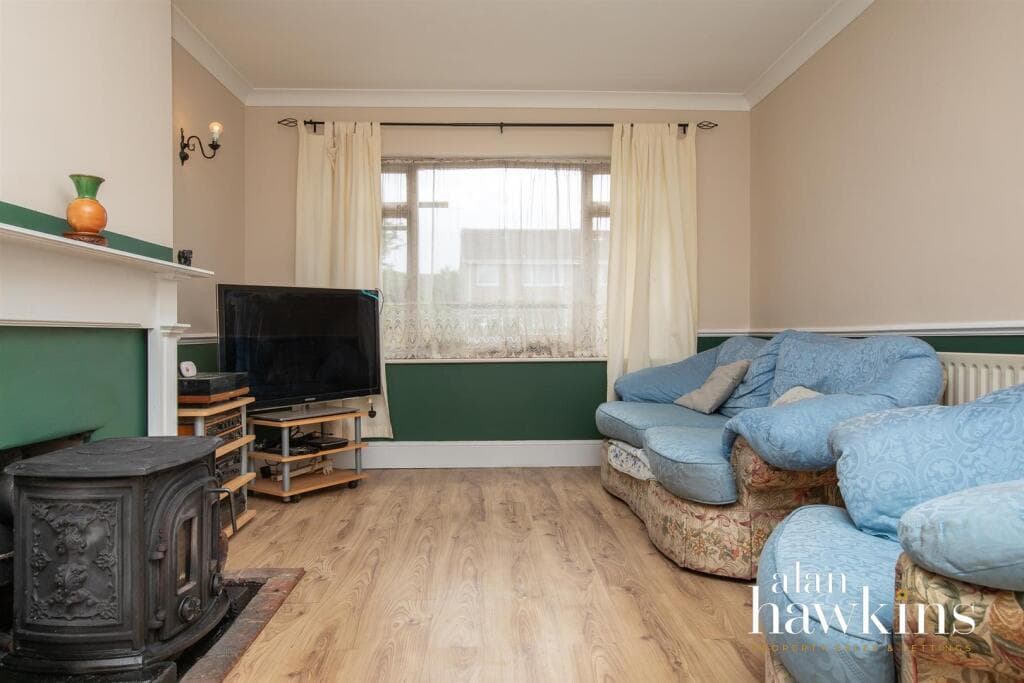 Deben Crescent, Swindon - Image 4