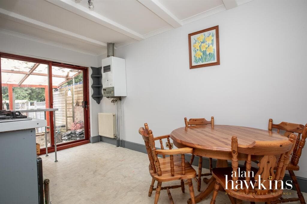Deben Crescent, Swindon - Image 7