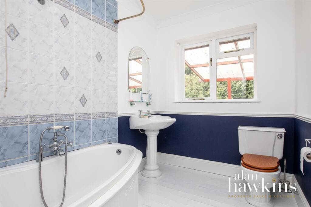 Deben Crescent, Swindon - Image 9