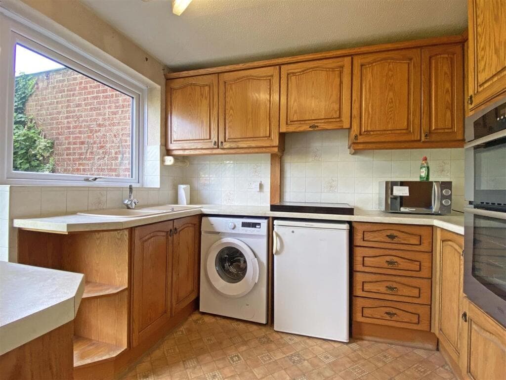 Ashurst Drive, Springfield, Chelmsford - Image 3